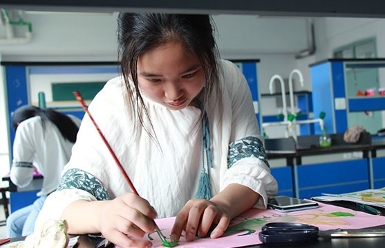 葉脈還能變書(shū)簽？衢州學(xué)院化學(xué)實(shí)驗(yàn)室也有“詩(shī)情畫(huà)意”