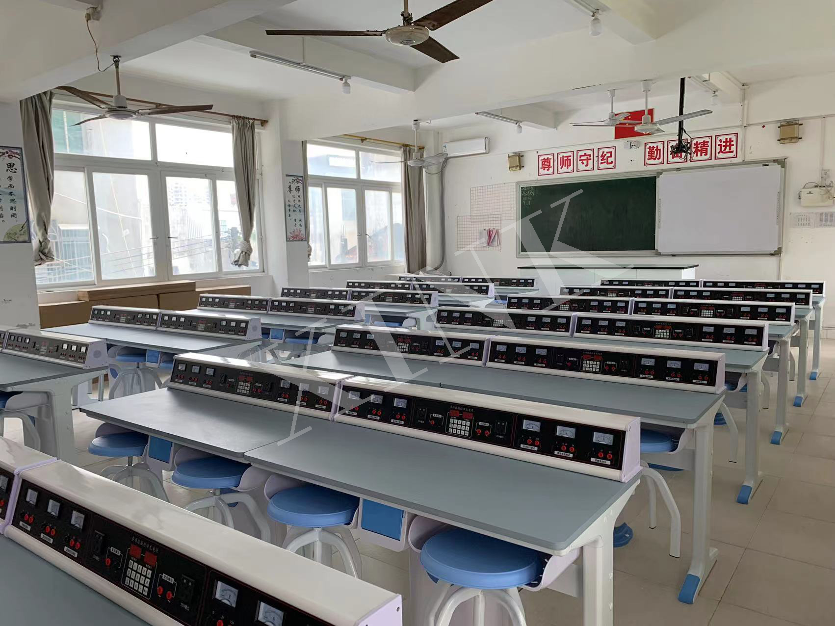 電學<a href='http://www.bcmwl.com/' target='1' style='font-size:14px; font-weight:bold; color:#0080ff;'>物理實驗室</a>