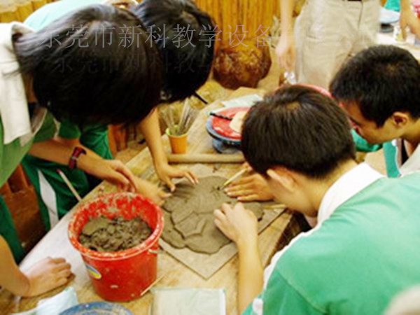 <a href='http://www.bcmwl.com/chanpin/55-1.html' target='1' style='font-size:18px; font-weight:bold; color:#000000;'>陶藝功能室</a>2