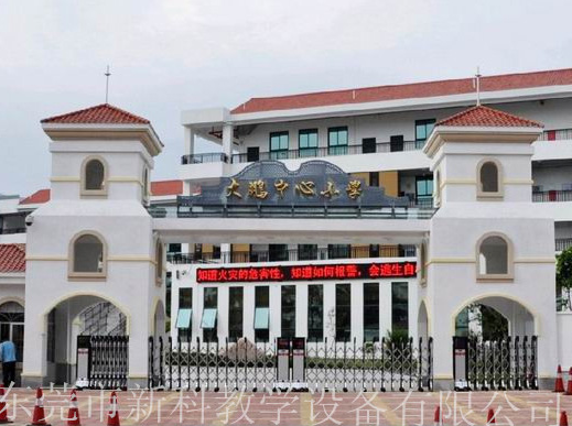 大鵬中心小學<a href='http://www.bcmwl.com/products/99-1.html' target='1' style='font-size:18px; font-weight:bold; color:#000000;'>校門設計</a>